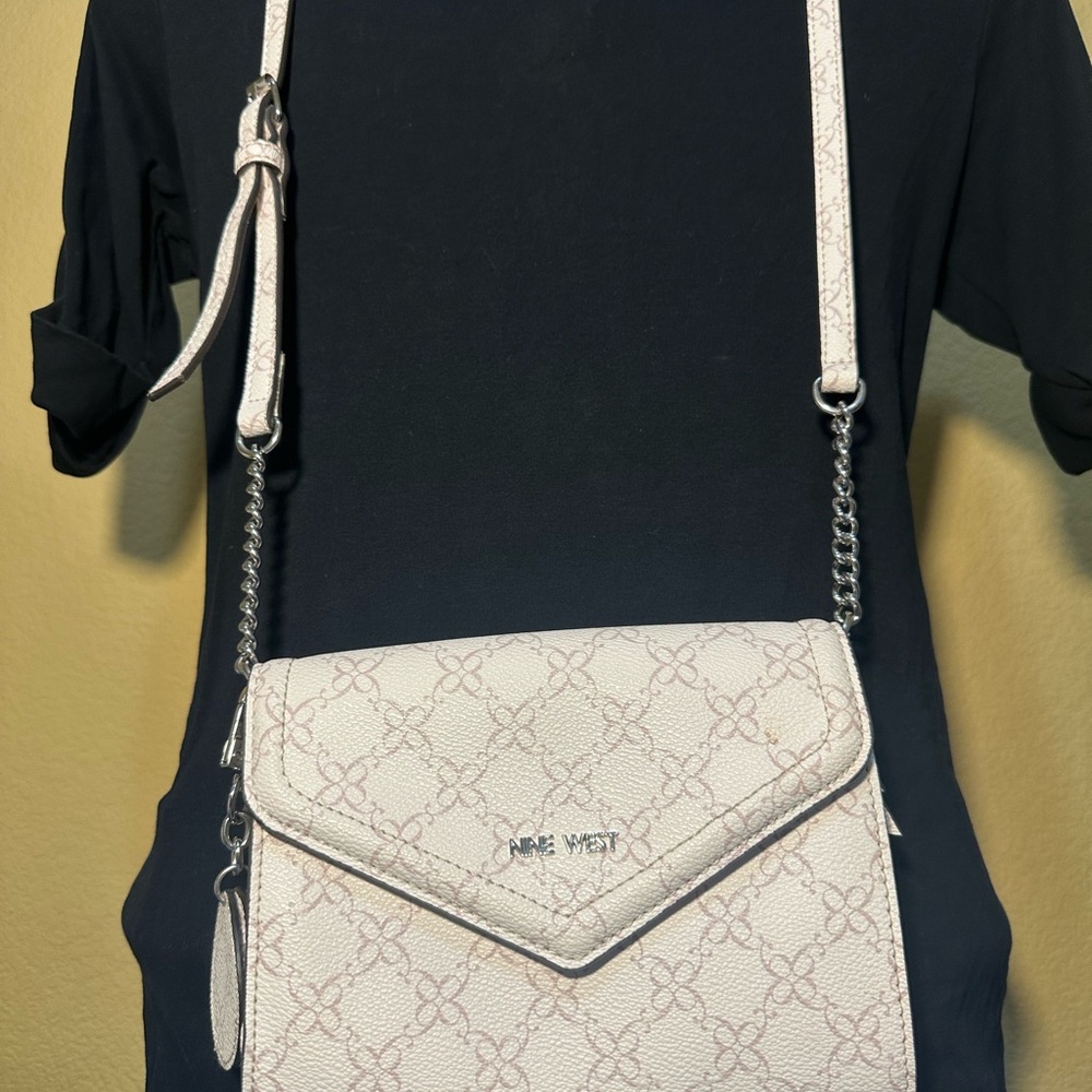 Nine West Crossbody Bag/wallet  White Print Chain Strap w/ Mirror – Minor Stains